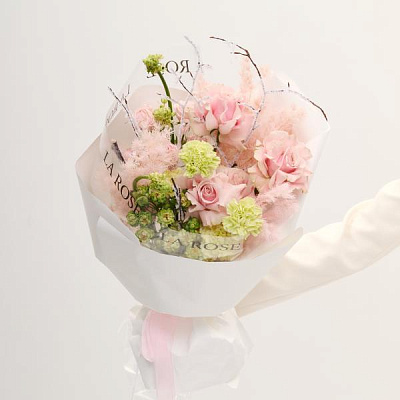 Сборный букет с воздушным аспарагусом и розами